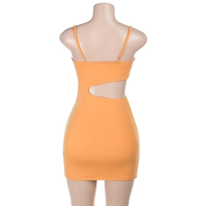 Detailansicht des Rückenausschnitts und der dünnen Träger an diesem orangefarbenen Kleid