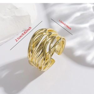 Dettaglio delle dimensioni dell'anello regolabile dorato con design intrecciato a strati