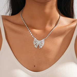 Dettaglio della collana con ciondolo a fiocco in zircone su modella in stile lussuoso
