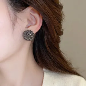 Boucles d'oreilles minimalistes en argent avec pavé de cristaux noirs pour femme