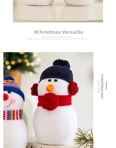 Détail de mignons bonhommes de neige en peluche avec bonnets et écharpes de Noël tricotés