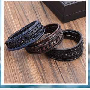 Detail von mehrlagigen Lederarmbändern in Blau, Schwarz und Braun mit Magnetverschluss