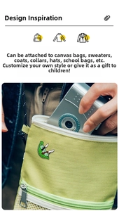 Détail d'un pin's émaillé rigolo en forme de cosse de pois avec couteau sur un sac
