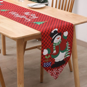 Weihnachtlicher Tischläufer mit rot-schwarzem Karomuster, Schneemann- und Baum-Motiv