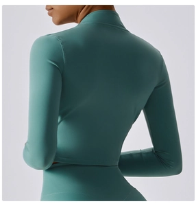 Détail macro de la veste de sport ajustée bleu sarcelle avec coutures plates au dos