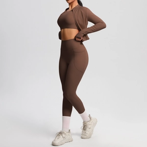 Dunkelbraunes 3-teiliges Sportset mit Reißverschlussjacke und High-Waist Yogahose mit Taschen