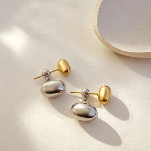 Two-tone 18K gold and silver hammered pebble drop earrings with metallic finish