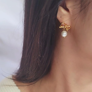 Boucles d'oreilles nœud papillon en argent 925 avec pendentifs perles blanches dorées