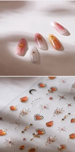Makro-Detail von 3D-Präge-Nagelaufklebern mit Goldstern und Mond auf Farbverlauf-Nägeln