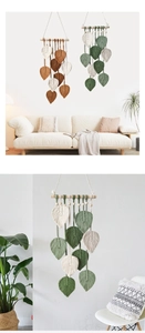 Dettaglio decorazione murale in macramè a foglia fatta a mano con asta in legno naturale