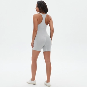 Vista posteriore del set da yoga senza cuciture con pantaloncini a vita alta grigi
