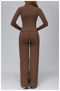 Vue arrière du haut de yoga marron à manches longues et du pantalon de sport large