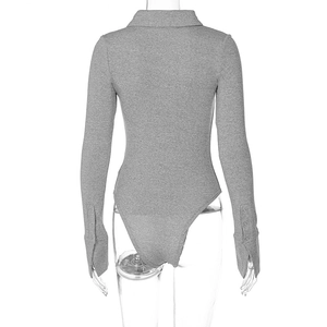 Vue arrière du body gris à manches longues avec texture en maille et poignets boutonnés