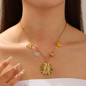 Collier tournesol en acier inoxydable doré 18 carats avec breloques sur une chaîne trombone
