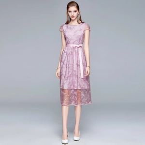 Elegantes hellviolettes Midi-Spitzenkleid mit kurzen Ärmeln und rosa Schleifengürtel