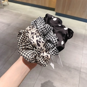 Tre eleganti elastici per capelli con motivi pied de poule, leopardati e a pois