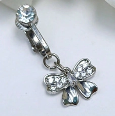 Vue macro d'un clip d'oreille papillon argenté avec détails de pendentif en zircon