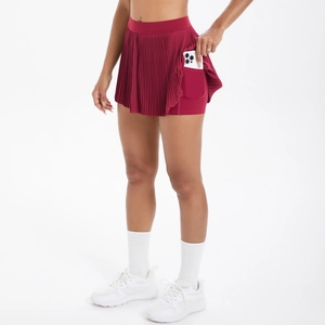 Détail de la jupe de sport plissée bordeaux avec poche latérale pour un smartphone