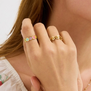 Chic stainless steel daisy ring with colorful enamel petals on model finger