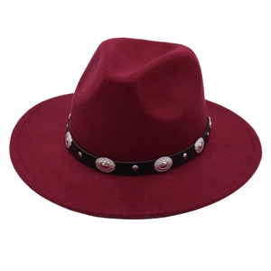 Klassischer burgunderroter Fedora-Hut mit schwarzem Lederband und silbernen Metallnieten