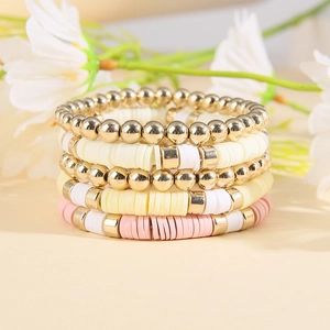 Lot de cinq bracelets bohèmes en perles d'argile et perles dorées avec décor floral