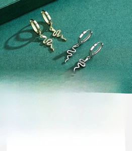 Détails des boucles d'oreilles serpent avec finition polie miroir en or et argent
