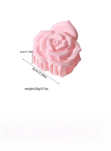 Détail macro d'une pince à cheveux rose en forme de rose 3D de 6 cm en plastique