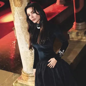 Robe de soirée élégante en velours noir à manches longues avec col montant chic