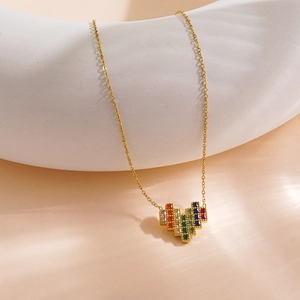 Collier en acier inoxydable plaqué or 14K avec pendentif cœur pixel aux cristaux colorés