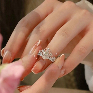 Ensemble bague couronne en zircon avec pierre poire et anneau en V porté au doigt