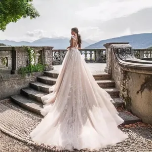 Robe de mariée blanche élégante avec col en V profond, longue traîne en dentelle et dos nu