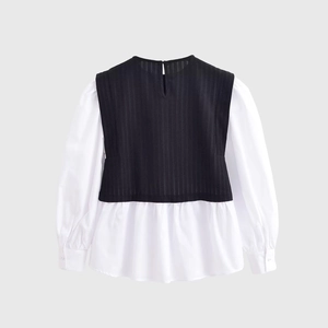 Haut deux-pièces contrasté noir et blanc avec rayures verticales et boutons aux poignets