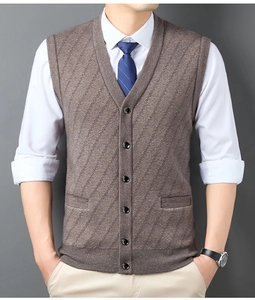 Detailaufnahme der braunen Strickweste mit V-Ausschnitt, Knöpfen und Twill-Struktur