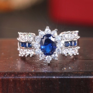 Nahaufnahme des ovalen blauen Saphirrings mit aufwendig besetztem Zirkonia-Silberband
