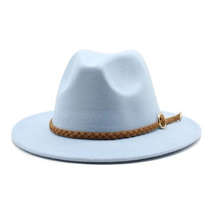 Dettaglio cappello fedora in feltro celeste con cinturino in pelle intrecciata e fibbia oro