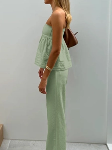 Vue latérale d'un ensemble haut bustier vert olive et pantalon large au tissu plissé