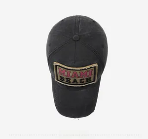 Dettaglio del cappellino vintage lavato nero con ricamo della toppa Miami Beach