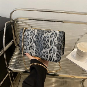 Piccola borsa a tracolla leopardata chic con elegante catena dorata per donna