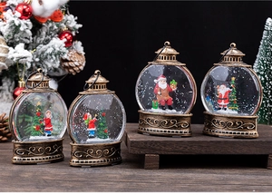 Gros plan de lanternes de Noël vintage en bronze avec figurines festives et effets de neige