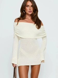 Schickes weißes Strickkleid mit schulterfreiem Design und langen Ärmeln für den Strand