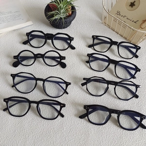 Eleganti occhiali neri con montatura quadrata e tonda in un set dallo stile minimalista