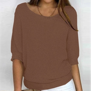 Detailansicht eines dunkelbraunen Strickpullovers mit Rippstruktur und weitem Ausschnitt