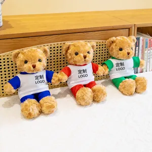 Vista detallada de tres lindos ositos de peluche con uniformes escolares de colores.
