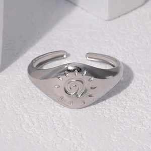 Gros plan détaillé d'une bague chevalière soleil en argent avec un anneau ouvert réglable