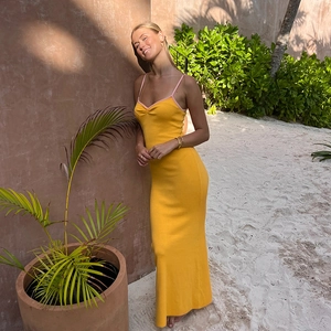 Eng anliegendes gelbes Strick-Camisole-Kleid mit rosa Trägern für Sommerurlaub-Stil