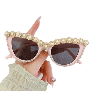 Occhiali da sole cat-eye rosa con fiori di perle a cuore e strass brillanti incastonati