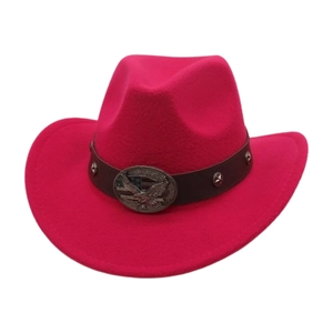 Dettaglio del cappello da cowboy in feltro rosa con cinturino in pelle e fibbia aquila
