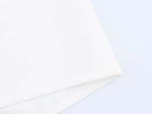 Vue détaillée des coutures et de la texture du tissu de l'ensemble gilet blanc