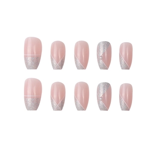 Unghie finte rosa con motivi glitter argento e decorazioni con perle bianche