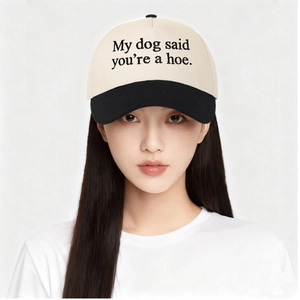 Vue de face de la casquette bicolore avec texte My Dog Said You're a Hoe sur un modèle